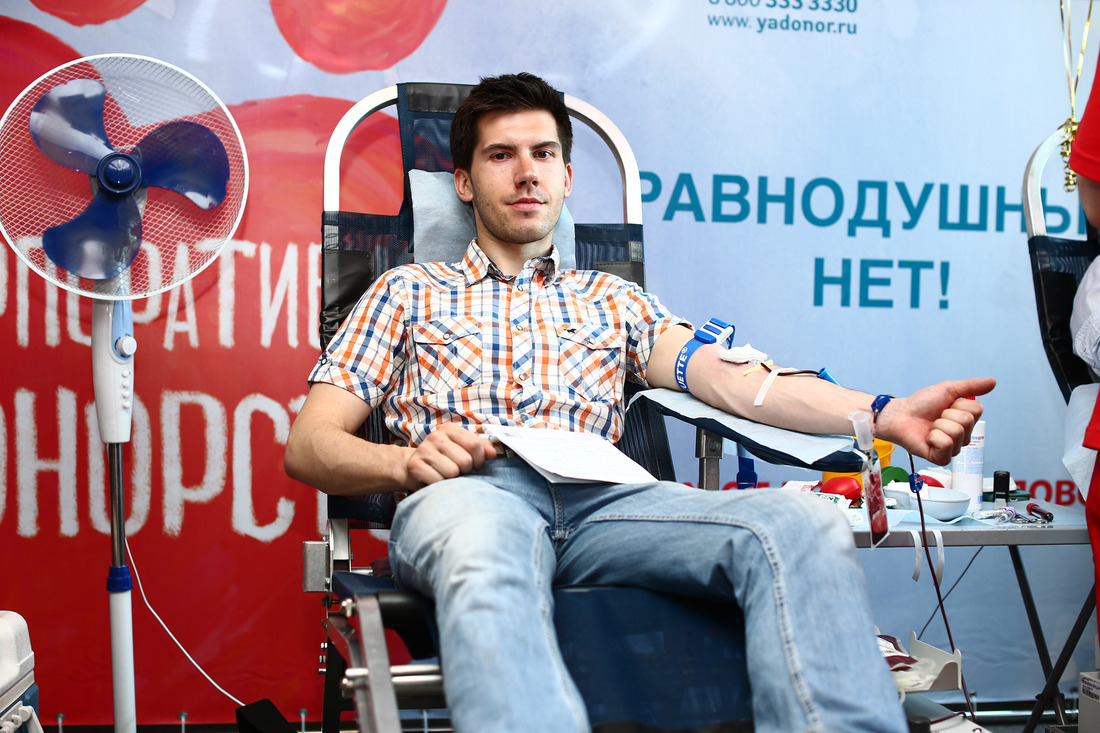 Сотрудник ООО "Газпром центрремонт" во время донации