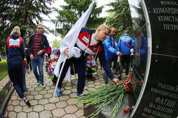 Возложение командами цветов к мемориалу павшим воинам. Поселок Газопроводск