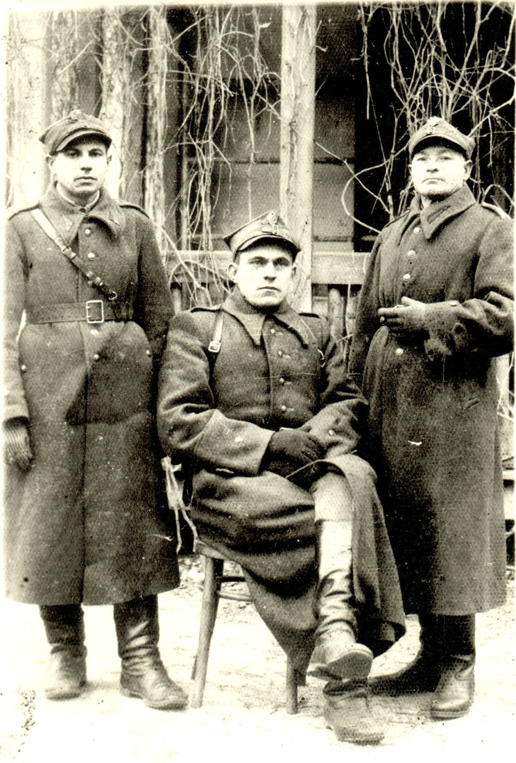 Яков Семёнович — по центру, Польша, 1944 год