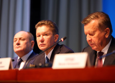 Алексей Миллер (в середине)