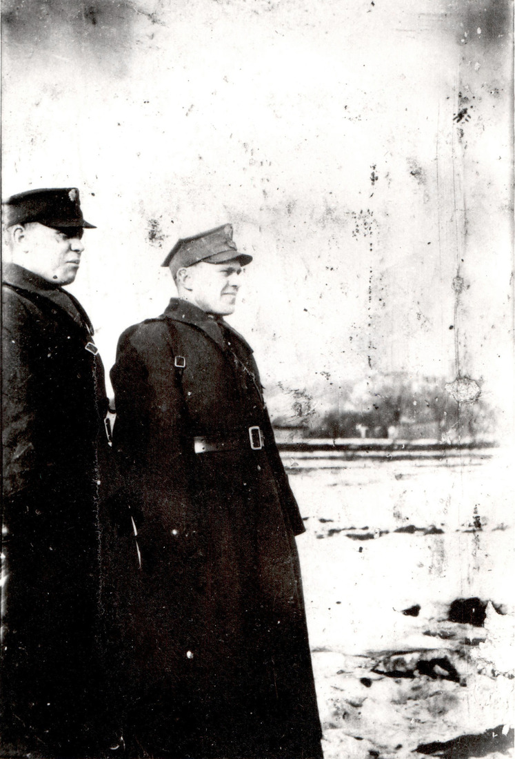 Яков Семёнович — справа. Польша, город Карчев, 1944 год