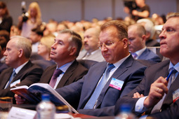 Начальник Департамента ПАО "Газпром" Всеволод Черепанов (в середине) — участник годового Общего собрания акционеров компании