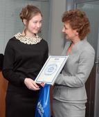 Председатель объединенной профсоюзной организации ДОАО «Центрэнергогаз» Ирина Карпова вручает приз Полине Голуб
