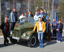 Члены коллектива Сургутского филиала АО "Центрэнергогаз" с памятными лентами