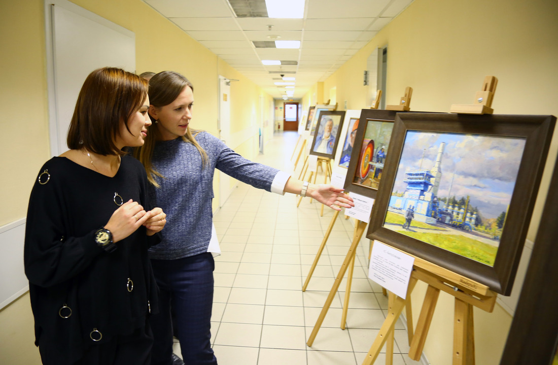 Сотрудники ОАО «Газэнергосервис» обсуждают многообразие цветов на КС «Белоусовская»