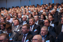 Участник годового Общего собрания акционеров ПАО «Газпром» — Дмитрий Доев, генеральный директор ООО «Газпром центрремонт» (в центре)