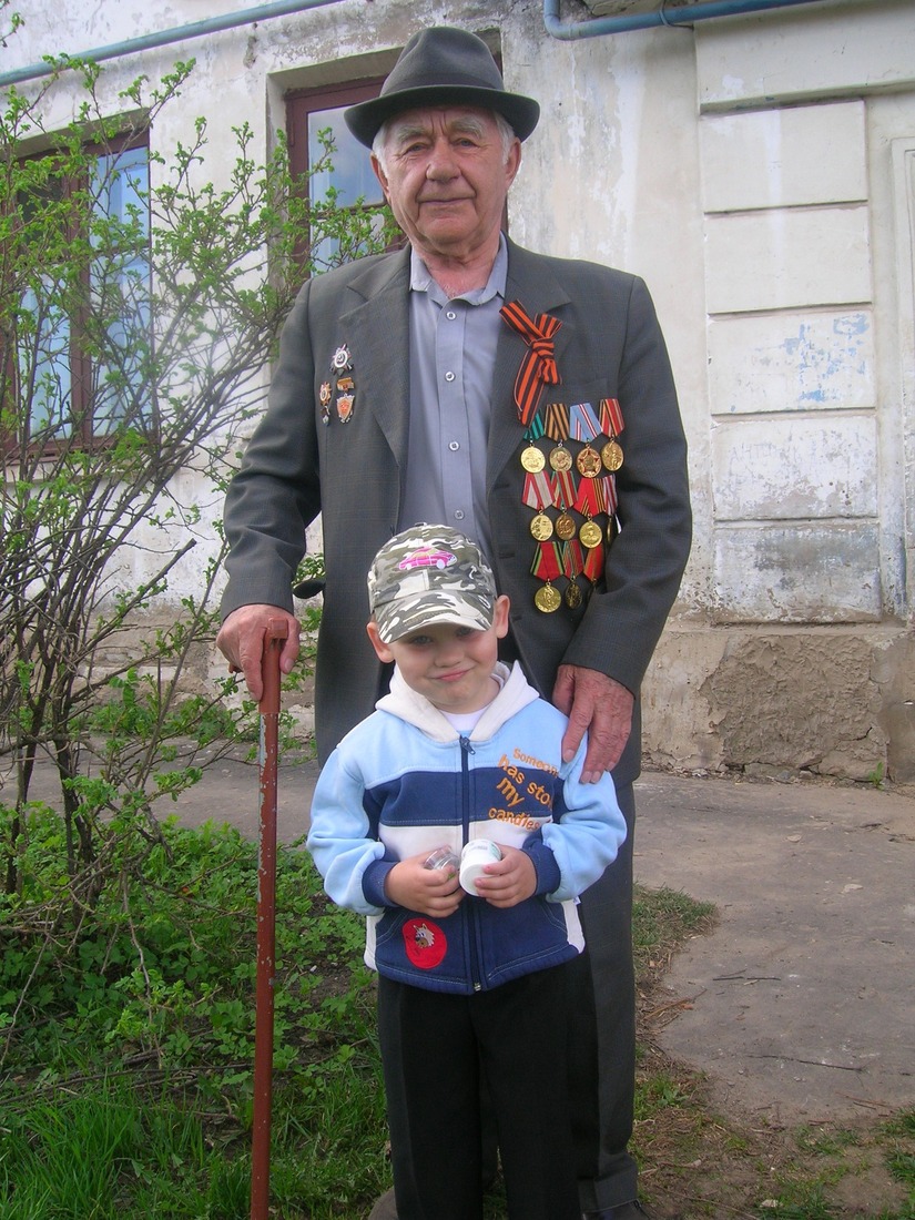 В.И. Кувшинов с правнуком