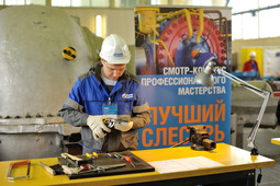 Слесарь Григорий Азябин, представляющий на конкурсе ПАО «ТМ», приступает к выполнению непростого задания, в котором участники должны показать навыки работы с металлом.