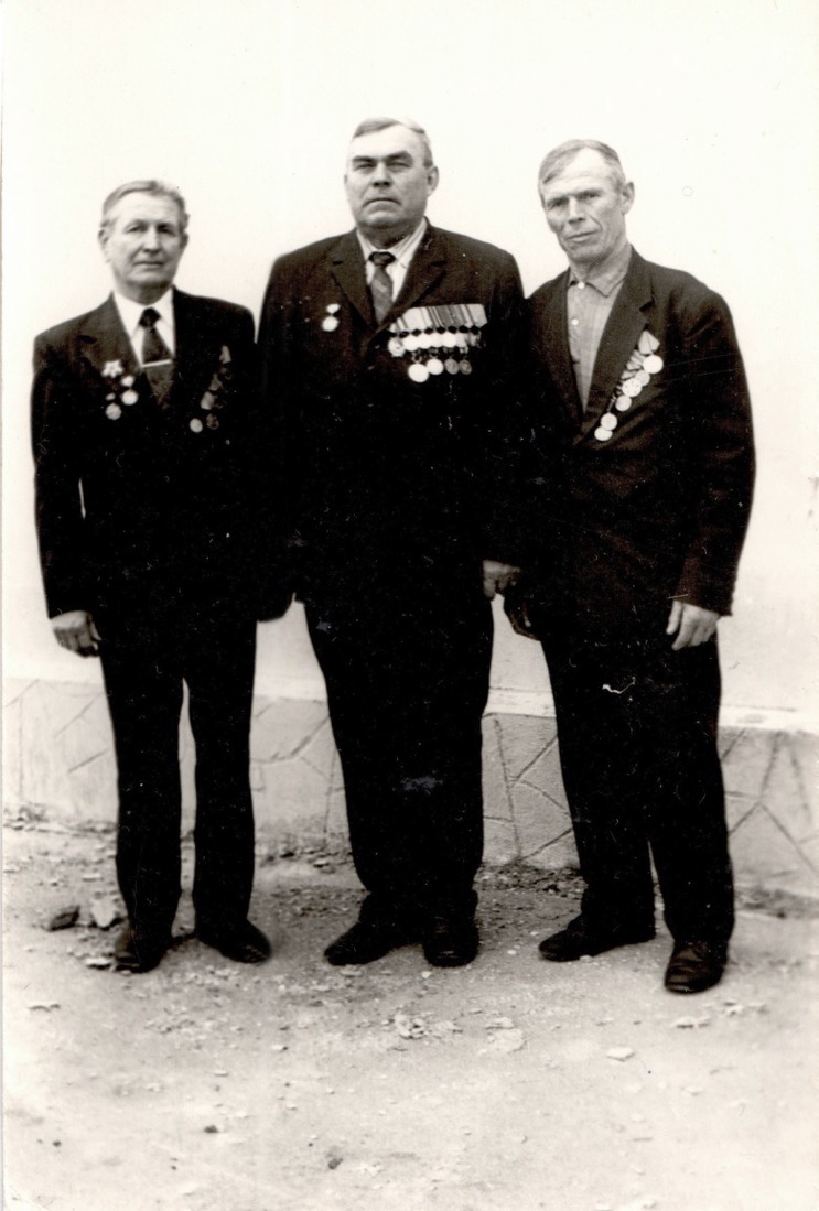 Яков Семёнович (стоит по центру) с ветеранами ВОВ для стен газеты в Ромашкинской средней школы (Крым). 1976 год