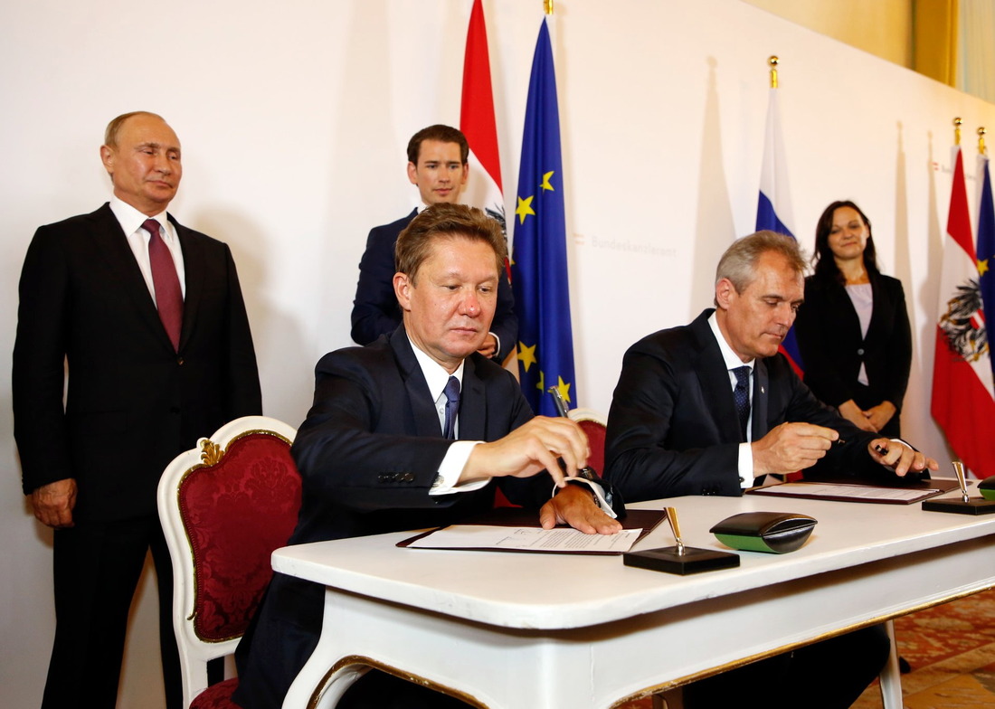 На переднем плане — Алексей Миллер и Райнер Зеле во время подписания, на заднем плане — Владимир Путин и Себастьян Курц. Фото OMV