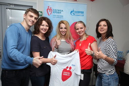 Теона Дольникова с организаторами донорских акций