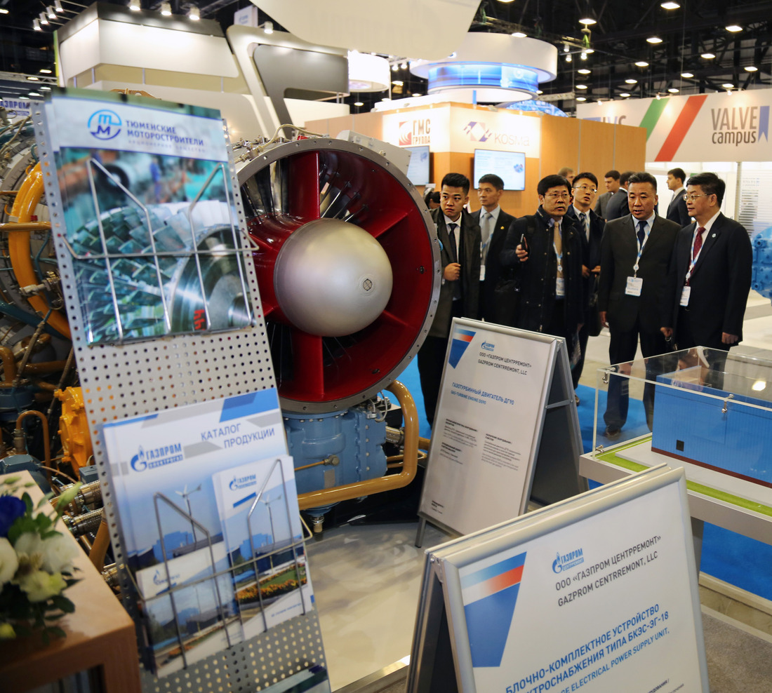 Вэньжун Сюй (крайний справа) с интересом изучил представленное на выставке оборудование «Газпром центрремонта»