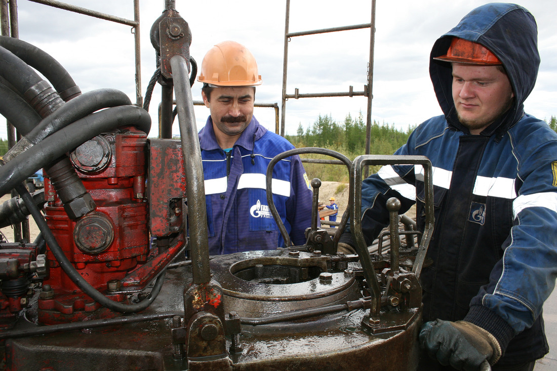 Хаджиислам Итляшев (слева) руководит действиями бригады при спуско-подъемной операции на газовой скважине