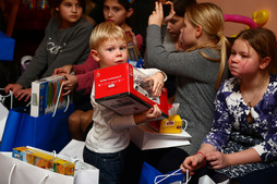 Дети пришли в неподдельный восторг, не выпуская пакеты с подарками из рук, рассматривая их, с радостью показывая друзьям и гостям.