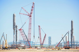 Монтаж крупнотоннажного оборудования на строительной площадке Амурского газоперерабатывающего завода