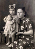 А.Г. Сенцова с дочерью Галиной. 1948 год