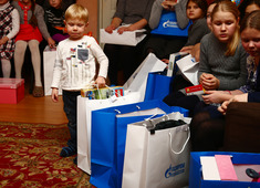 Дети пришли в неподдельный восторг, не выпуская пакеты с подарками из рук, рассматривая их, с радостью показывая друзьям и гостям.