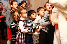 В субботнее утро сотрудники «Газпром центрремонта» приехали в приют не только с подарками, но и вместе с добрыми сказочными персонажами, которые создали для детей замечательное театрализованное представление