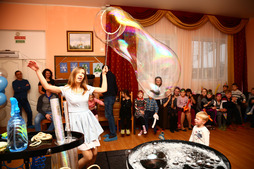 К фееричному шоу мыльных пузырей не остался равнодушным ни один ребенок