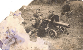 Георгий Романович Онохов(на заднем плане смотрит в камеру)