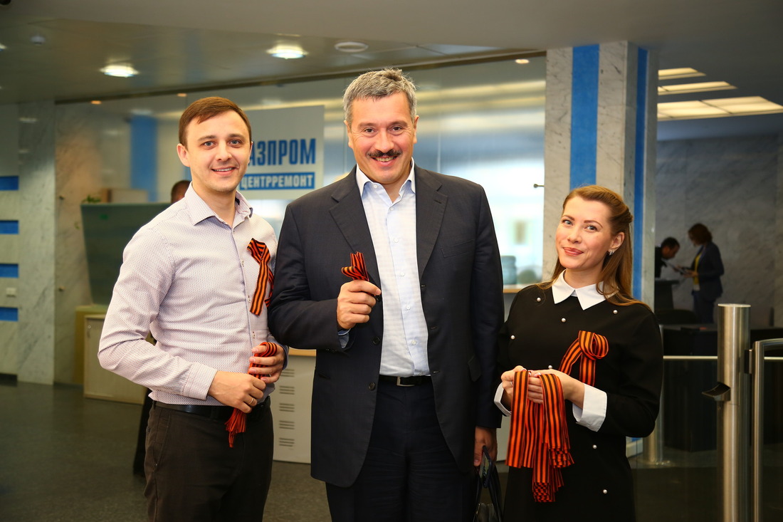 Генеральный директор ООО «Газпром центрремонт» Дмитрий Доев (в центре) стал участником корпоративной акции «Георгиевская лента! Я помню! Я горжусь!»