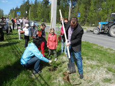 Сотрудники филиала «Югорский» ДОАО «Центрэнергогаз» с детьми участвуют в акции по озеленению города